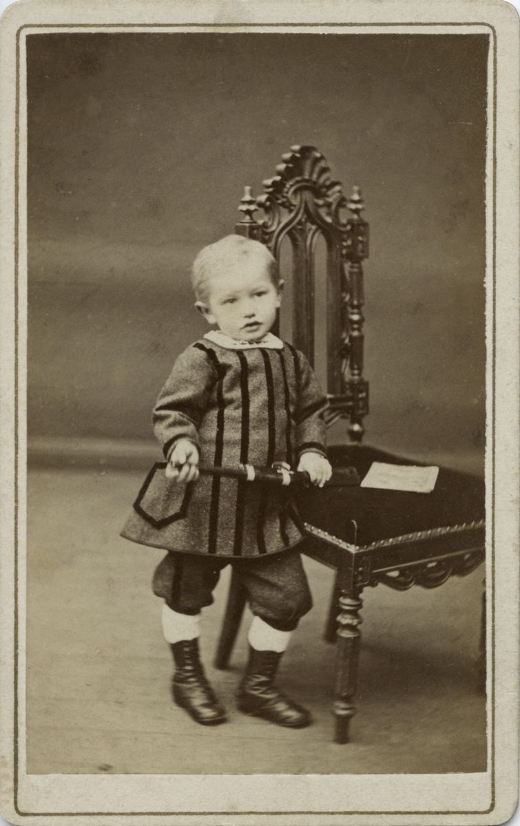 Studioportrett av Emil Clausen ca. 3 år gamal. Son av fabrikkeigar Phillip Christian Clausen ved