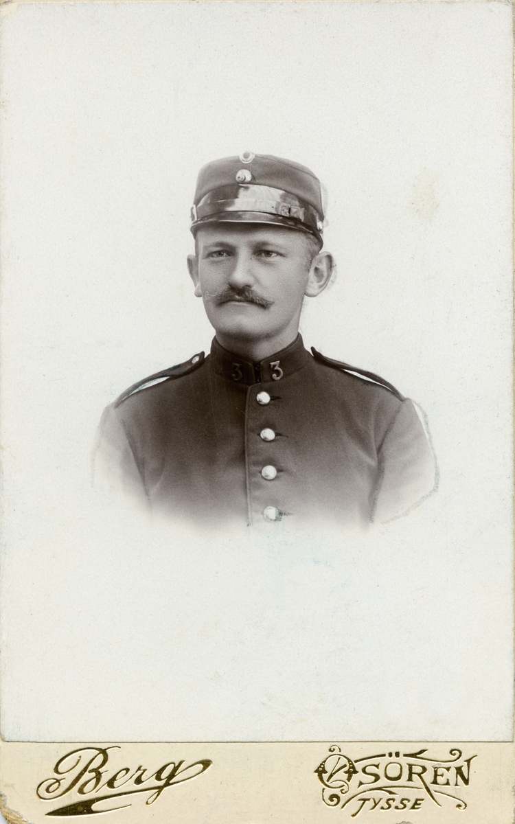 Son av fabrikkeigar Phillip Christian Clausen ved Salhus Tricotagefabrik utanfor Bergen, og seinare disponent ved den same fabrikken.