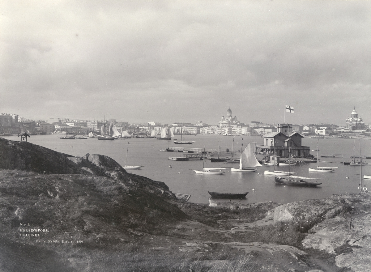 Helsingfors hamn med holme og lystbåtar i framgrunnen.