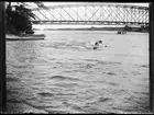 Trollhättan, vid Järnvägsbron. Simmare i kanalen.