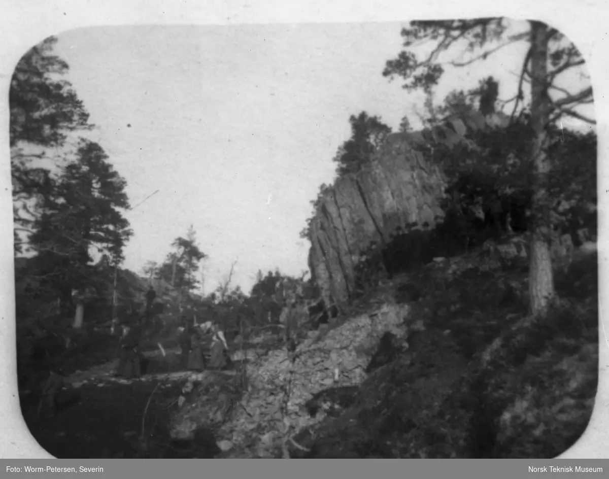 Mennesker ved grotte (Nyttevekstforeningen?)