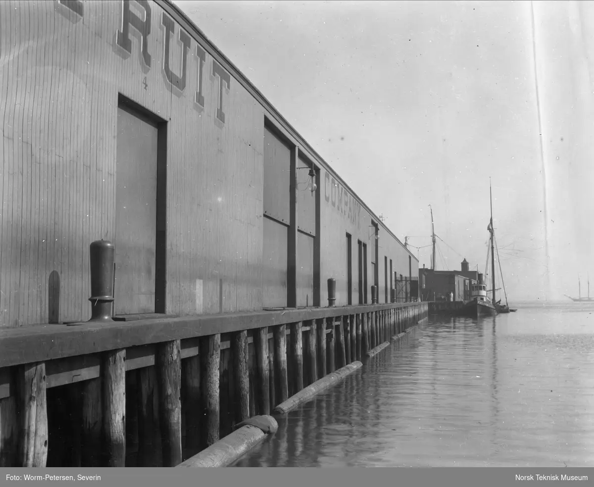 Vareskur ved havnen, Boston