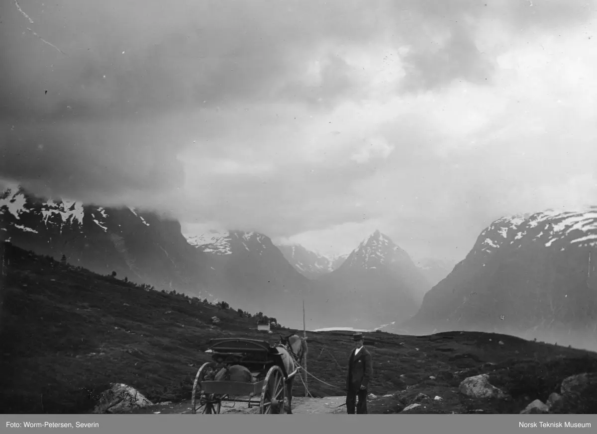 Våtedalen i Jølster, mann med hest og vogn
