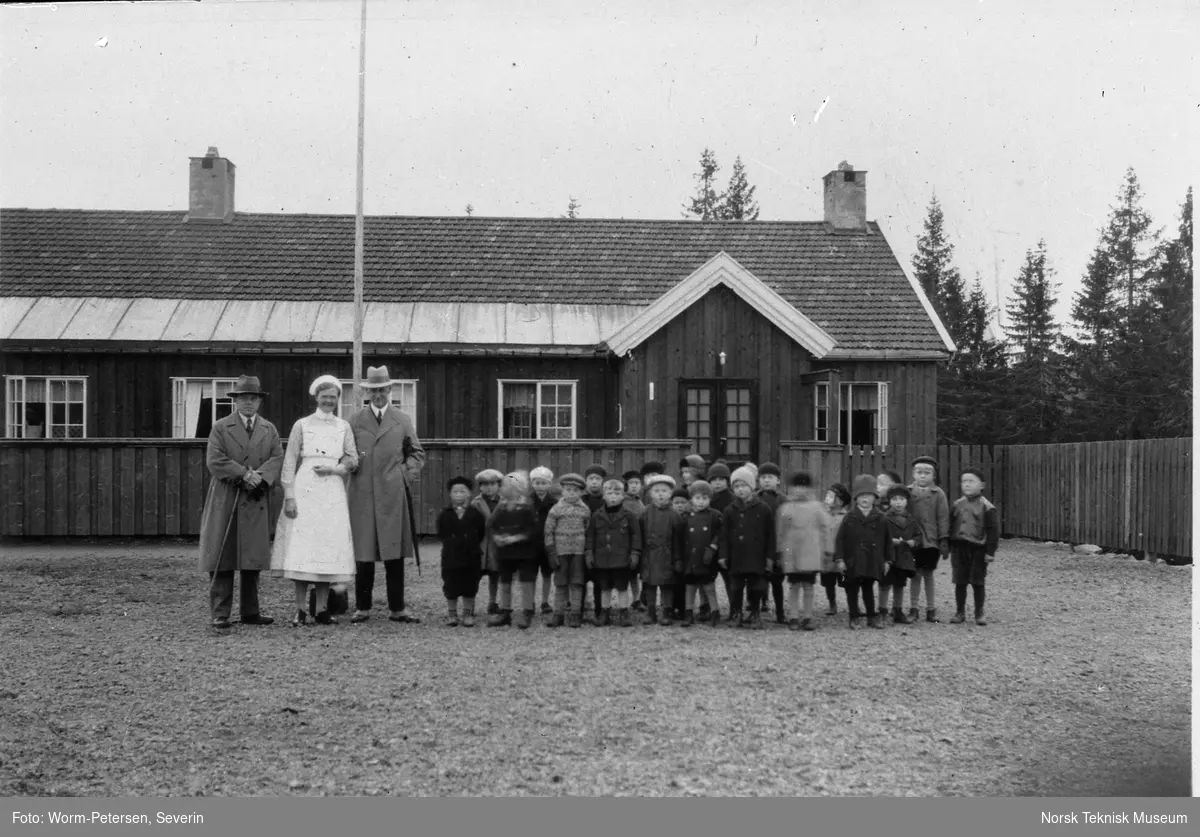 Barn (utenfor skole?)