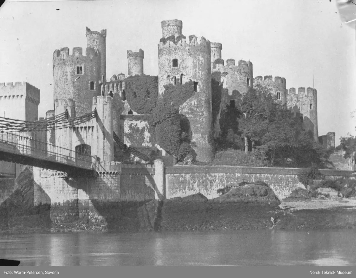 Conway Castle (Wales) og ruinene av Devenish Island (Irland)
