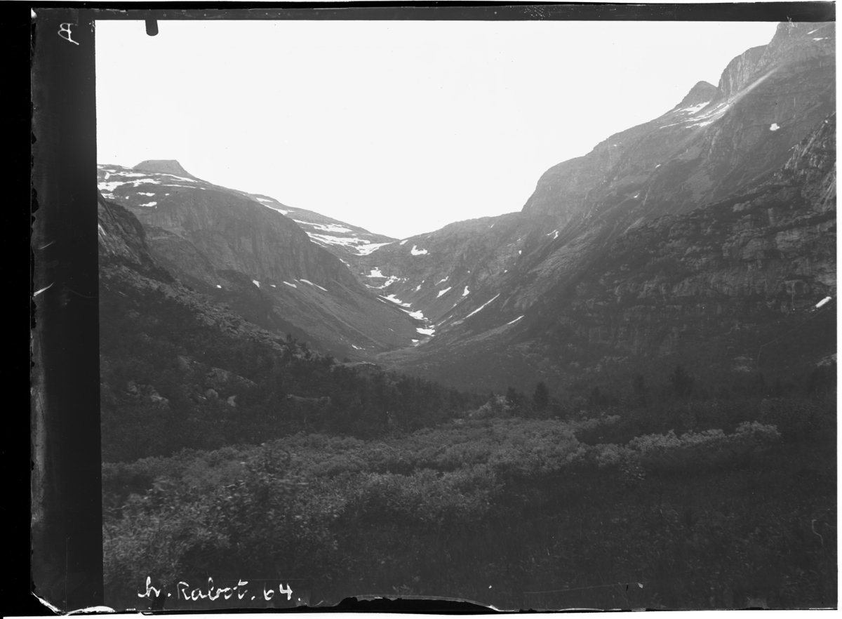 Strandtind (Dal langs med Sjonafjords strender fra Strandtindstoppen).