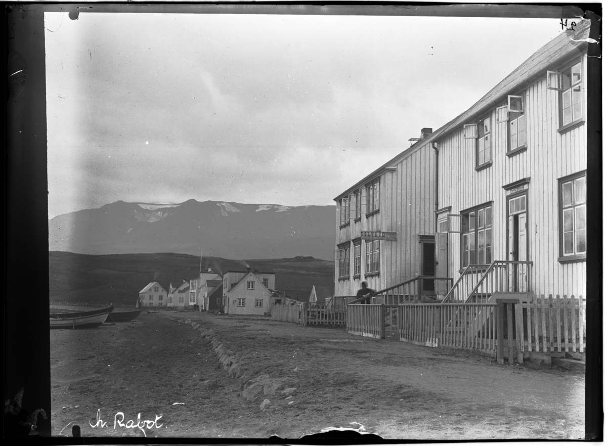 Husrekke, robåter. Sannsynligvis mellom 1890 til 1892