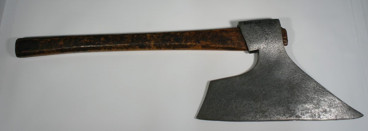 Ståløks med treskaft. Eggen ender øverst i en spiss vinkel, nederst er den mer tverr.