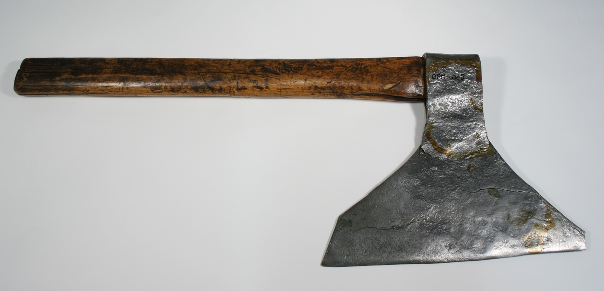 Ståløks med påmontert treskaft. Eggen ender øverst i en spiss vinkel, nederst er den mer tverr.