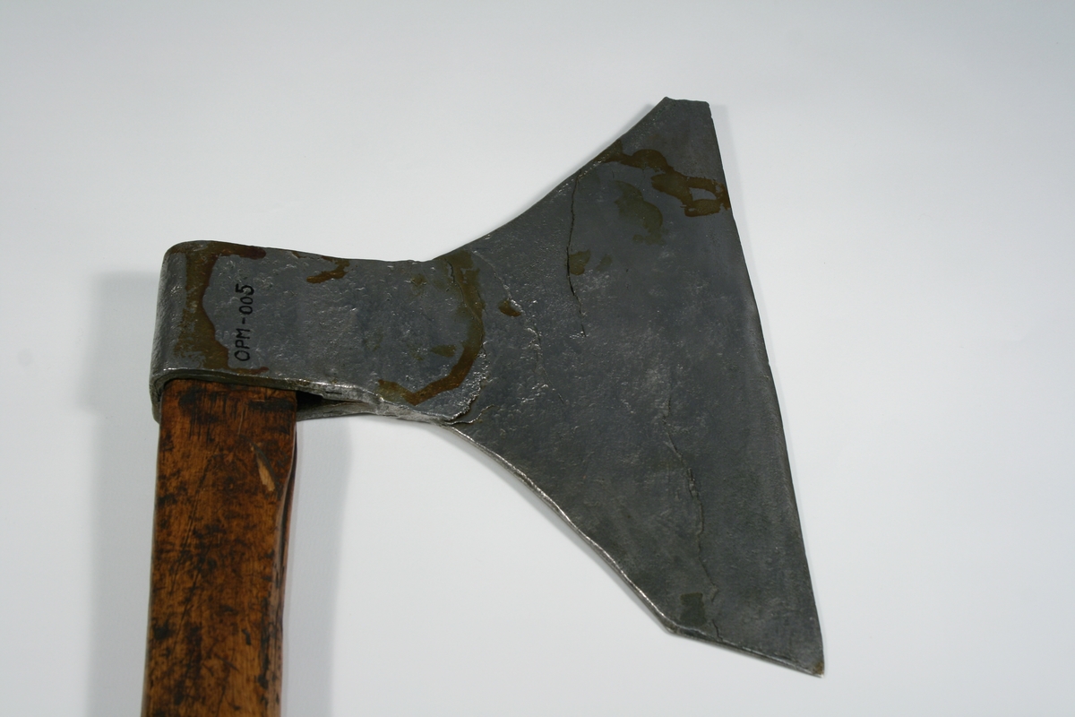 Ståløks med påmontert treskaft. Eggen ender øverst i en spiss vinkel, nederst er den mer tverr.