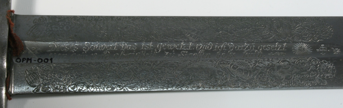 Blomsterranker, fuglemotiver, gudinnen Justitia