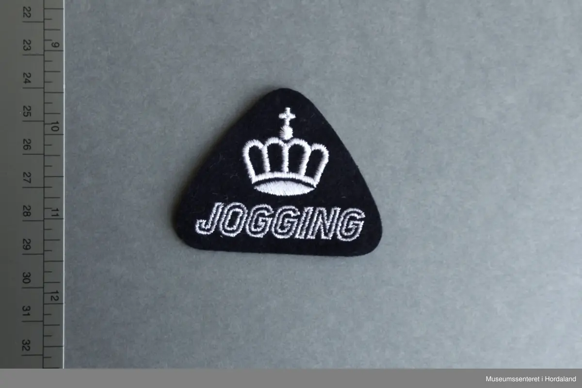 Strykemerke "Jogging" til klede produsert på Salhus Tricotagefabrik utanfor Bergen.