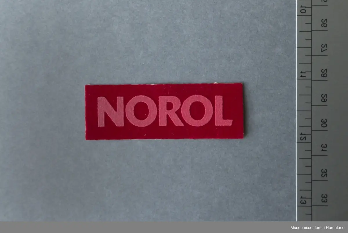 Strykemerke "Norol" til klede produsert på Salhus Tricotagefabrik utanfor Bergen.