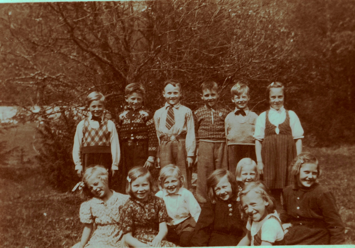 Gruppebilete frå Rotneim skule.
1. rekkje frå v.: Kristine Olsdtr. Jorde, Hilda Henrysdtr. Johansen, Ingebjørg Mekkelsdtr. Øynebråten, Kari Torleivsdtr. Løvdokken, Astrid Pedersdtr. Rustberggard, Olaug Knutsdtr. Kårmo og Ambjørg Andresdtr. Jonsgarden.
Bak frå v.: Trygve Olavson Torshaug, Odd Arvid Gunnarson Gulliksen, Sigmund Helgeson Bakko, Trygve Hermanson Granli, Odd Olavson Torshaug og Anna Olsdtr. Haugeplass.