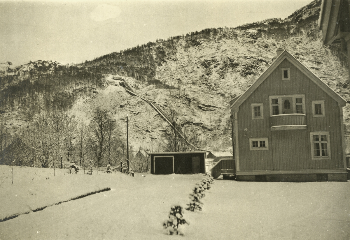 Hus i Litledalen, i bakgrunnen er røyrgata til kraftverket.