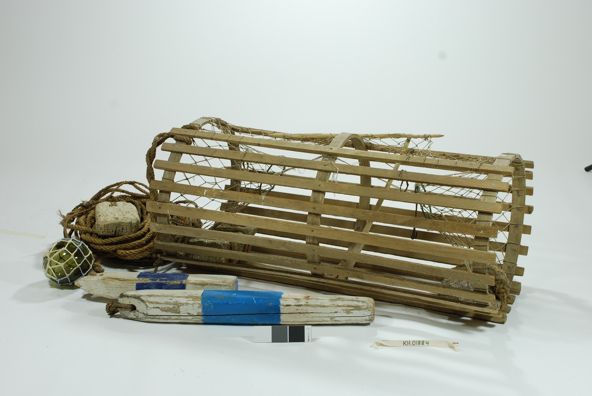 Sylindrisk, rund lektetene med inngang i kortsidene. Intet fangstkammer. Furulekter med eketremeier nederst. Gjorder i ek. 
Hjemmespunnet garnbus, kokostau binder 2 tilhuggede stener som vekter. 
Agnspyd/matspett) av tre.
Gammel lukkepatent med garn og håndspikket pinne.

4 væler (inkl. glasskuler) med Tisler-familiens farger, langt gresstau. 4 væler, trolig fordi man brukte denne på dypere vann. 2 væler i tre, blå og hvite i fargen, avlange. Den ene har spiss ende og avrundede kanter. 
1 stk. tilnærmet rektangulær væle i kork. 
1 stk glassvæle. Nyere garn i syntetisk fiber rundt glasskule.

Lengste trevæle: 66x8. Korteste trevæle: 43x7. Korkvæle: 17,5x12. Omkrets glasskule: 42