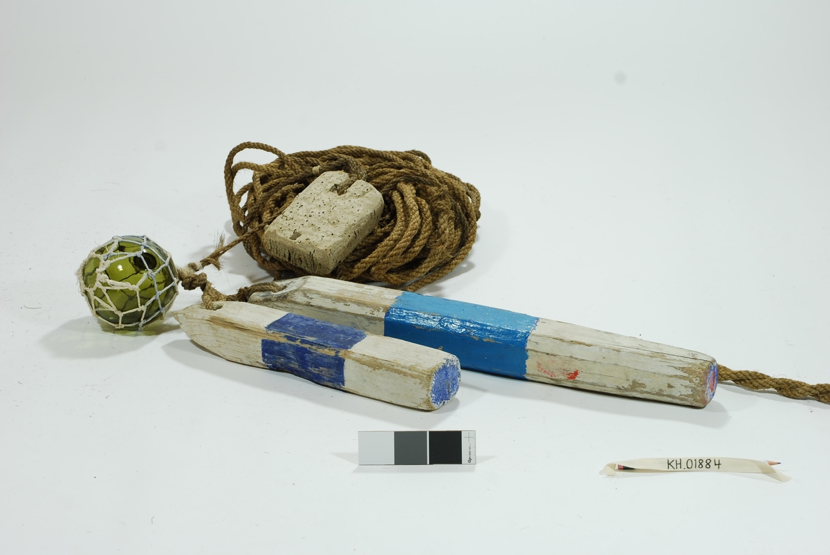 Sylindrisk, rund lektetene med inngang i kortsidene. Intet fangstkammer. Furulekter med eketremeier nederst. Gjorder i ek. 
Hjemmespunnet garnbus, kokostau binder 2 tilhuggede stener som vekter. 
Agnspyd/matspett) av tre.
Gammel lukkepatent med garn og håndspikket pinne.

4 væler (inkl. glasskuler) med Tisler-familiens farger, langt gresstau. 4 væler, trolig fordi man brukte denne på dypere vann. 2 væler i tre, blå og hvite i fargen, avlange. Den ene har spiss ende og avrundede kanter. 
1 stk. tilnærmet rektangulær væle i kork. 
1 stk glassvæle. Nyere garn i syntetisk fiber rundt glasskule.

Lengste trevæle: 66x8. Korteste trevæle: 43x7. Korkvæle: 17,5x12. Omkrets glasskule: 42