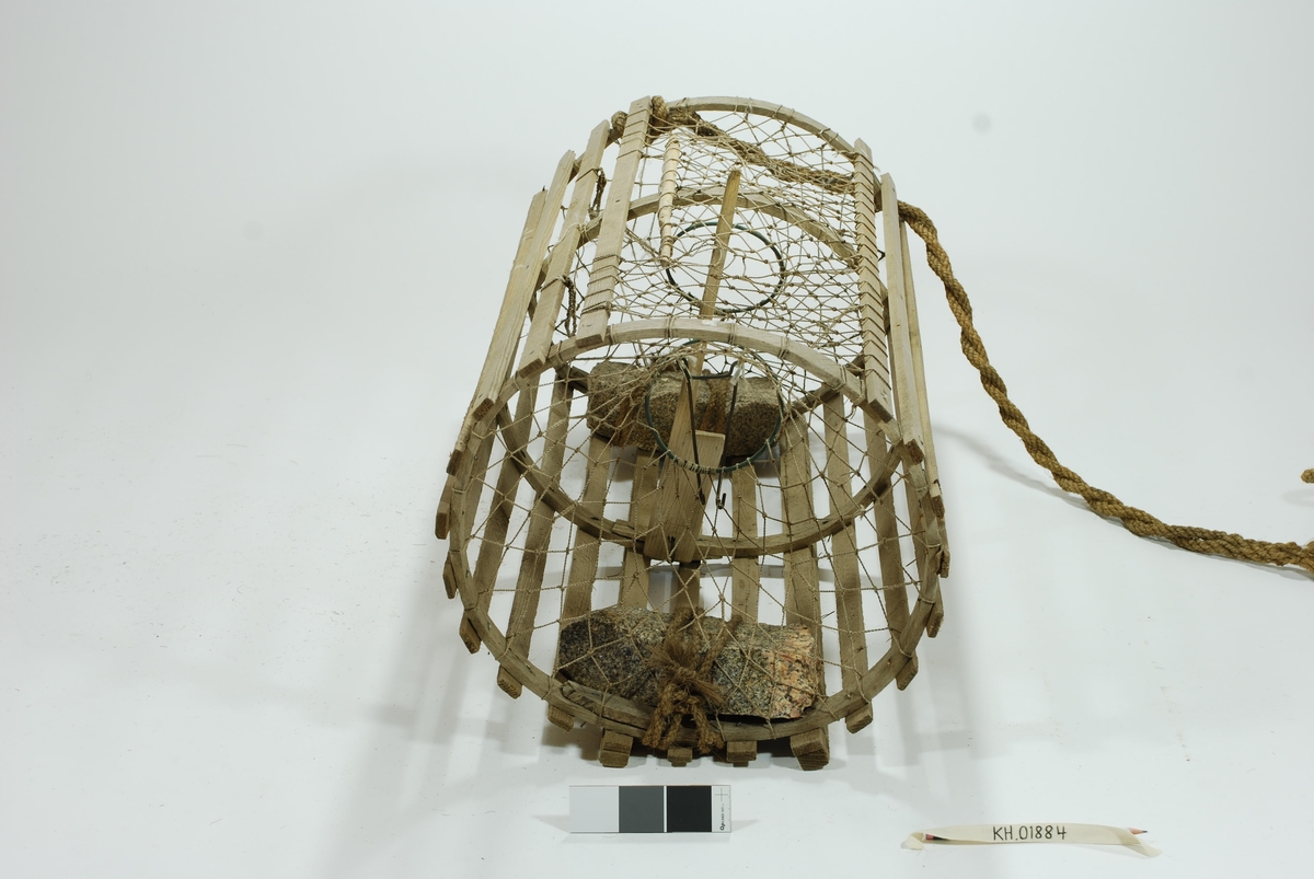 Sylindrisk, rund lektetene med inngang i kortsidene. Intet fangstkammer. Furulekter med eketremeier nederst. Gjorder i ek. 
Hjemmespunnet garnbus, kokostau binder 2 tilhuggede stener som vekter. 
Agnspyd/matspett) av tre.
Gammel lukkepatent med garn og håndspikket pinne.

4 væler (inkl. glasskuler) med Tisler-familiens farger, langt gresstau. 4 væler, trolig fordi man brukte denne på dypere vann. 2 væler i tre, blå og hvite i fargen, avlange. Den ene har spiss ende og avrundede kanter. 
1 stk. tilnærmet rektangulær væle i kork. 
1 stk glassvæle. Nyere garn i syntetisk fiber rundt glasskule.

Lengste trevæle: 66x8. Korteste trevæle: 43x7. Korkvæle: 17,5x12. Omkrets glasskule: 42