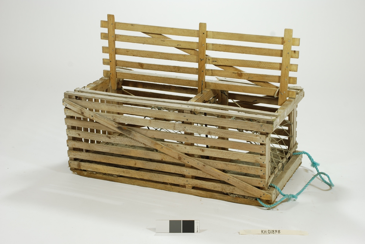 Middels stor firkantet krabbe-tene. Inngang i kortsiden. Ovale kalveringer. Dvs. stor bredde for å tilpasse krabbens form. Blindkalv inn til fangstkammer. fangstkammeret er større en forkammeret/ inngangen. Stramme kalver. Grovt garn, tette sprøtt og diagonale forsterkninger gir tena stor motstandskraft. Lokk bestående av fem lekter og med en diagonal forsterkning. Ingen låsemekansime. Betongvekter i hver ende, dekker hele bredden. S.SYVERSEN SKJÆRHALL. risset inn i betongen. Agnspydet er festet bak en bøyd spiker på toppen. Hanefot i blått nylontau.