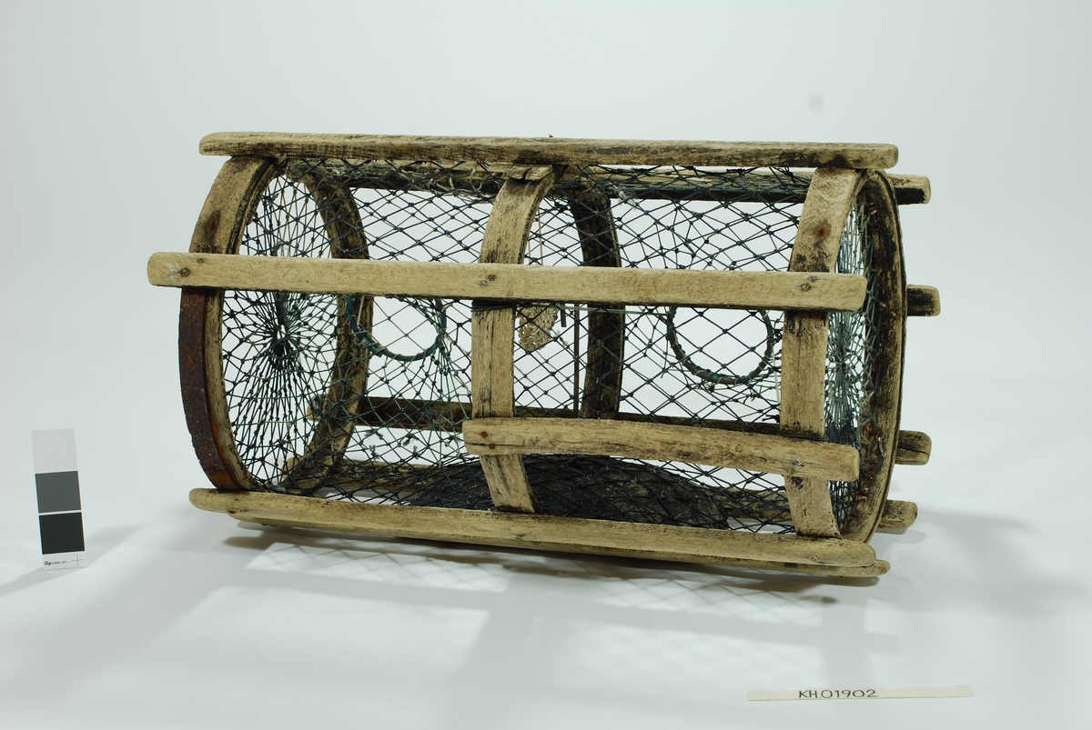 Liten sylindrisk tene med rammeverk av eketre kledd med nylon-garn. Hele konstruksjonen har vært tjæret. Ekegjorder og ekelekter. To sideinnganger, intet fangstkammer. Agnspyd av metall, men er også supplert med en agnpose av garn (tydeligvis av mer yngre dato).
"Gammeldags" lukkepatent med garn og håndspikket pinne.

Garnkledning og kalver i samme syntetisk tau (nylon). Kalveringer i bronse. Agnspyd i bøyd bronsestang. Festet i betonghelle på midten. Garnkledning lagt over betonghella.