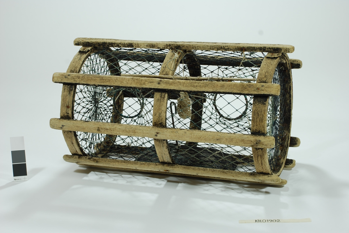 Liten sylindrisk tene med rammeverk av eketre kledd med nylon-garn. Hele konstruksjonen har vært tjæret. Ekegjorder og ekelekter. To sideinnganger, intet fangstkammer. Agnspyd av metall, men er også supplert med en agnpose av garn (tydeligvis av mer yngre dato).
"Gammeldags" lukkepatent med garn og håndspikket pinne.

Garnkledning og kalver i samme syntetisk tau (nylon). Kalveringer i bronse. Agnspyd i bøyd bronsestang. Festet i betonghelle på midten. Garnkledning lagt over betonghella.