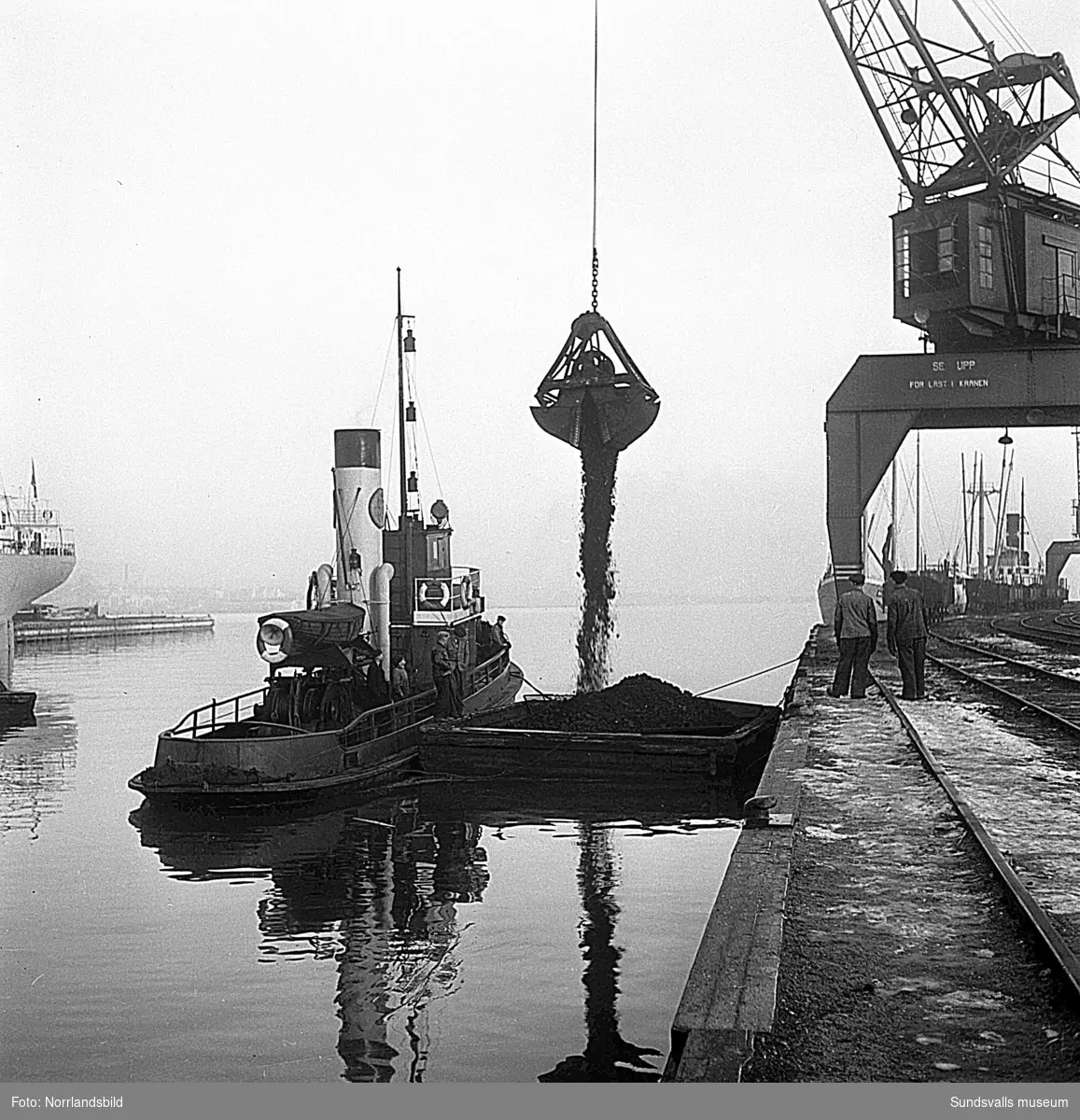 En serie bilder från verksamheten i hamnen i början av 1950-talet. Båtar, pråmar, kranar, kolhögar och magasin.