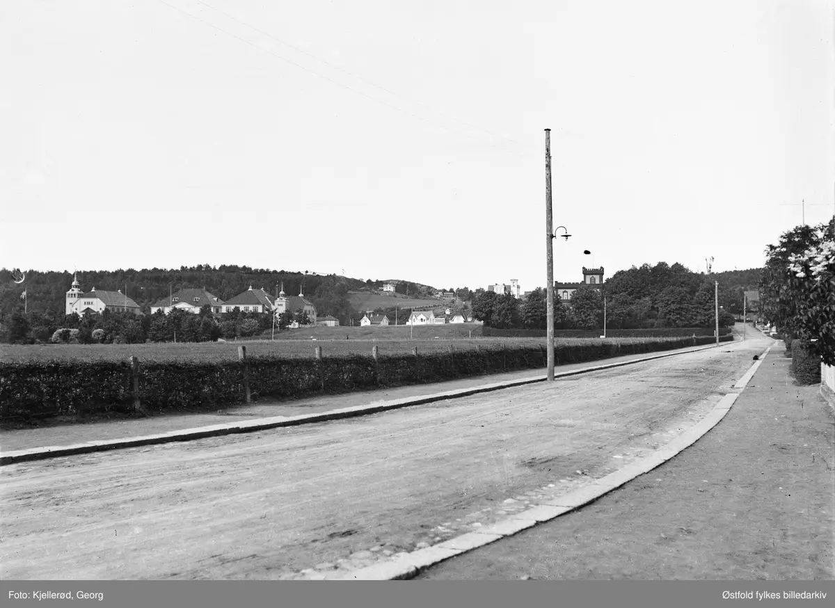 Sandefjord. Sannsynligvis Hjertnespromenaden med Ranvikskogen i bakgrunn hvor Katrineborg/Brydeslottet også kan skimtes i midten