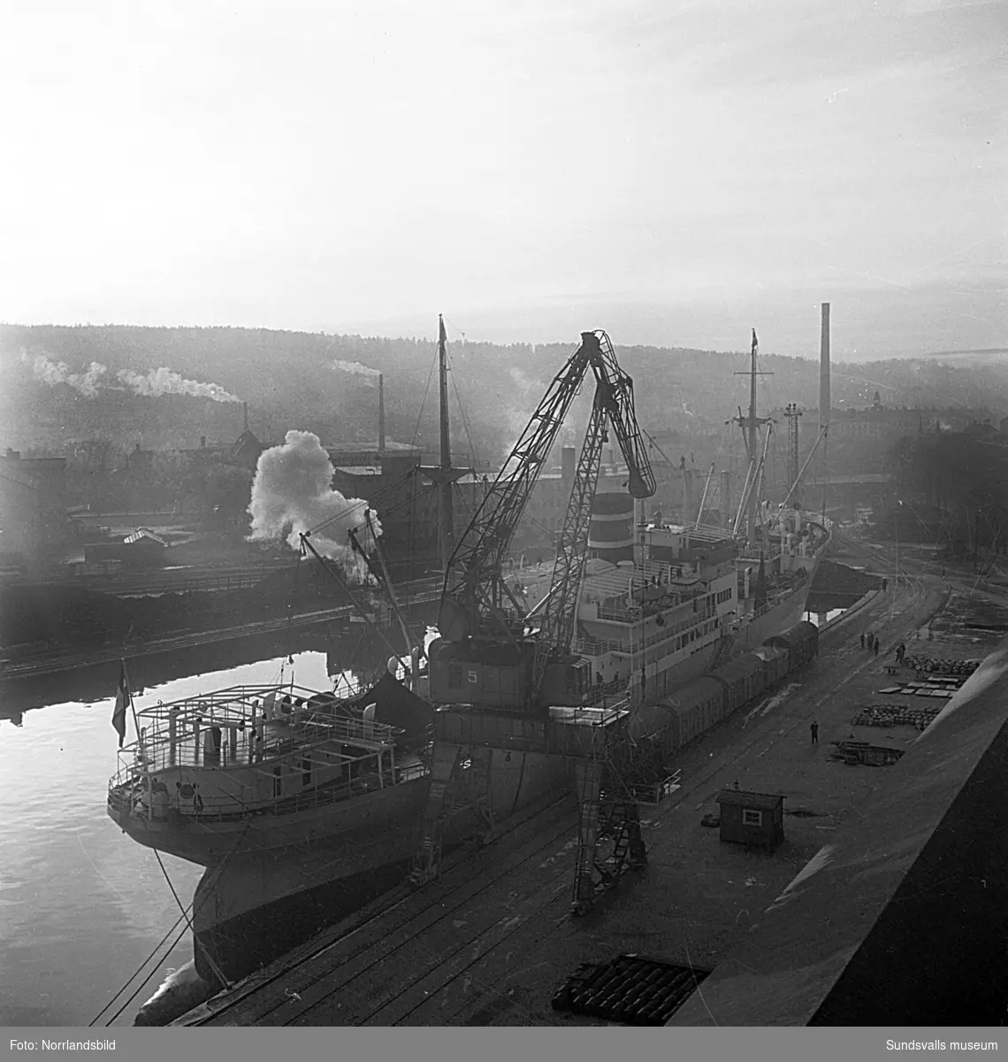 En serie bilder från verksamheten i hamnen i början av 1950-talet. Båtar, pråmar, kranar, kolhögar och magasin.