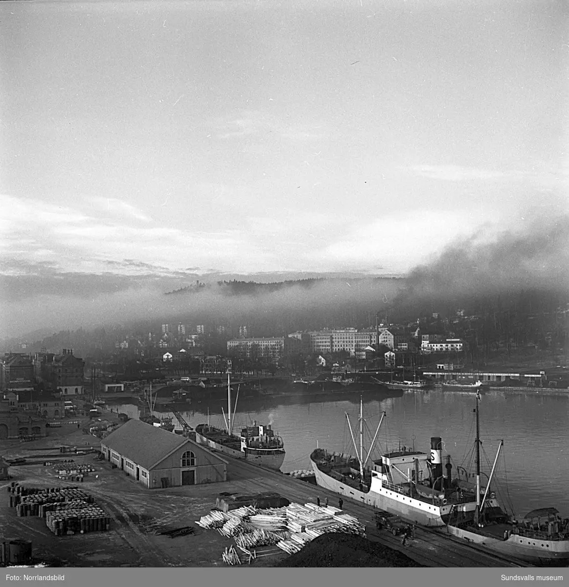 En serie bilder från verksamheten i hamnen i början av 1950-talet. Båtar, pråmar, kranar, kolhögar och magasin.