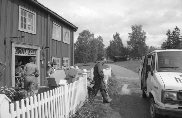 Hamar, Domkirkeodden, Løtenbygningen, Hedmarksmuseet, flom i Mjøsa i1995. Evakuering av gjenstander, innventar i Løtenbygningen, F.h. Ragnar Pedersen, ukjent, Jan Haug, ukjent.