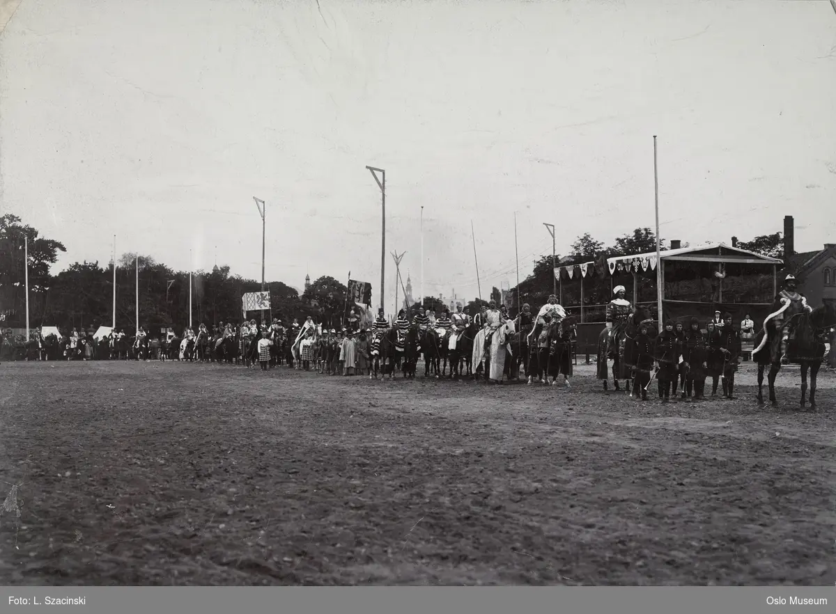 Akershusfestlighetene, historisk opptog, historiske kostymer, mennesker, hester