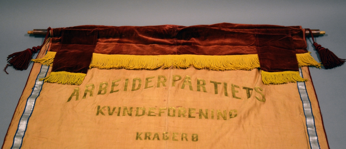 Kvinnefigur med gutt og pike