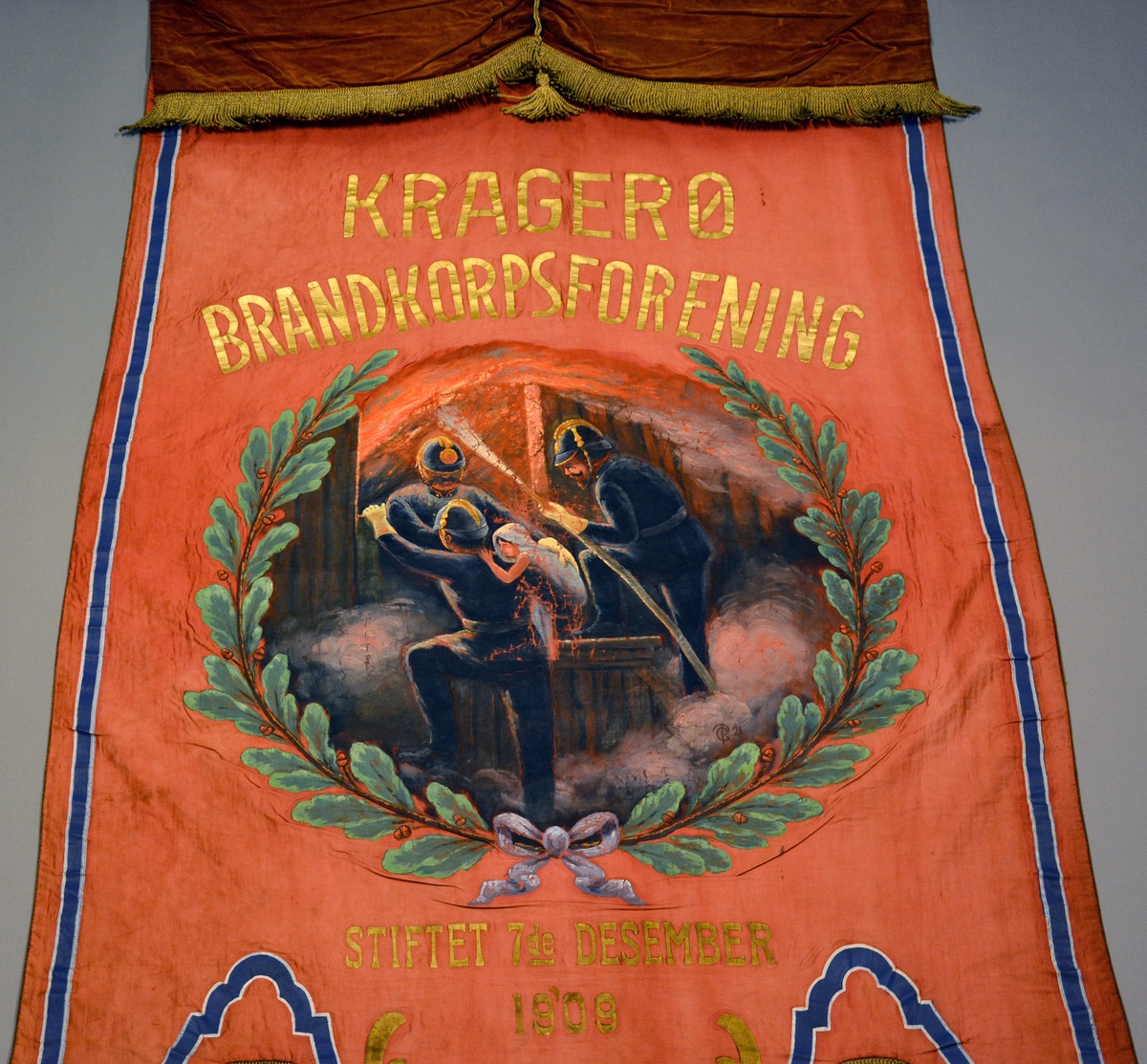 Lauvbærkrans og brannmenn