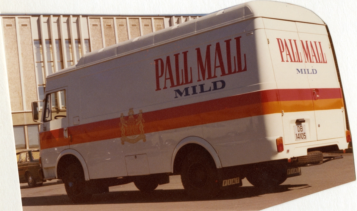 Varebil med reklame for Pall Mall sigaretter.