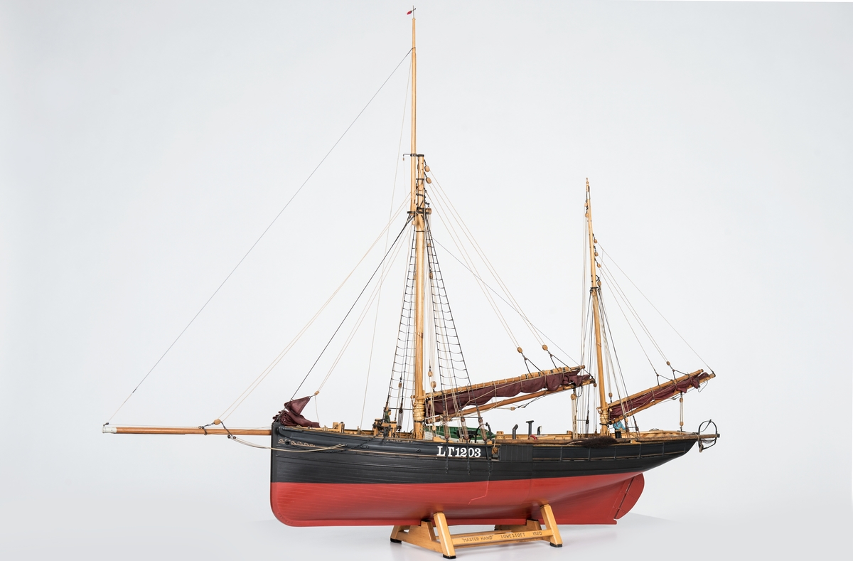 Modell i skala 1:25,4 av kuttern MASTERHAND. Modellen är en exakt kopia av originalet som byggdes 1920 i England. Detaljerna i skutans inre är utförda med like stor omsorg som de ovan däck. Allt finns på plats, från den lilla spiskroken i kabyssen till skepparens rakspegel ovanför kaminen. Erik Swartberg som byggde modellen berättar: Tre år tog det från kölen till vimpeln i toppen. Men då satt jag ofta uppslukad från åtta på morgonen till två på natten.