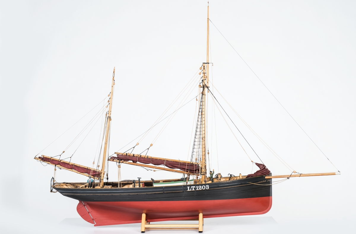 Modell i skala 1:25,4 av kuttern MASTERHAND. Modellen är en exakt kopia av originalet som byggdes 1920 i England. Detaljerna i skutans inre är utförda med like stor omsorg som de ovan däck. Allt finns på plats, från den lilla spiskroken i kabyssen till skepparens rakspegel ovanför kaminen. Erik Swartberg som byggde modellen berättar: Tre år tog det från kölen till vimpeln i toppen. Men då satt jag ofta uppslukad från åtta på morgonen till två på natten.
