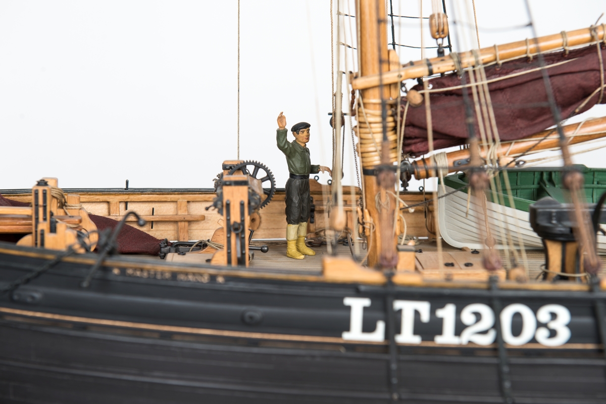 Modell i skala 1:25,4 av kuttern MASTERHAND. Modellen är en exakt kopia av originalet som byggdes 1920 i England. Detaljerna i skutans inre är utförda med like stor omsorg som de ovan däck. Allt finns på plats, från den lilla spiskroken i kabyssen till skepparens rakspegel ovanför kaminen. Erik Swartberg som byggde modellen berättar: Tre år tog det från kölen till vimpeln i toppen. Men då satt jag ofta uppslukad från åtta på morgonen till två på natten.
