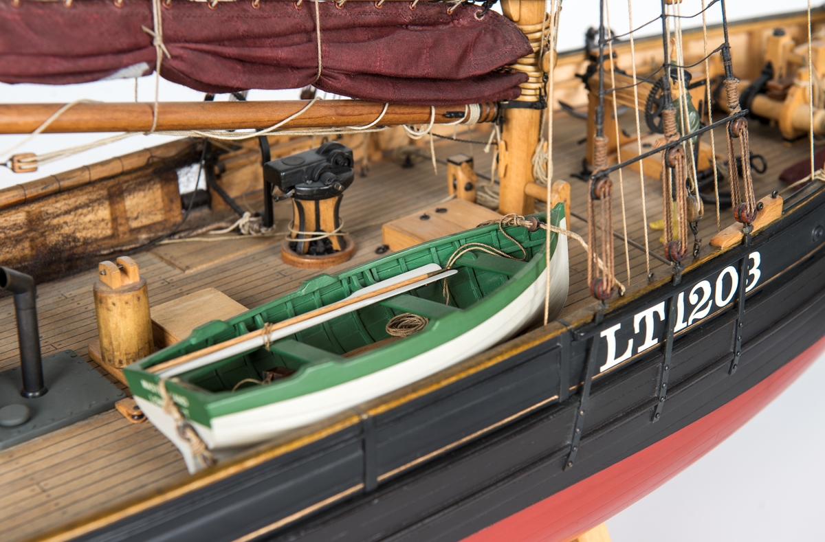 Modell i skala 1:25,4 av kuttern MASTERHAND. Modellen är en exakt kopia av originalet som byggdes 1920 i England. Detaljerna i skutans inre är utförda med like stor omsorg som de ovan däck. Allt finns på plats, från den lilla spiskroken i kabyssen till skepparens rakspegel ovanför kaminen. Erik Swartberg som byggde modellen berättar: Tre år tog det från kölen till vimpeln i toppen. Men då satt jag ofta uppslukad från åtta på morgonen till två på natten.