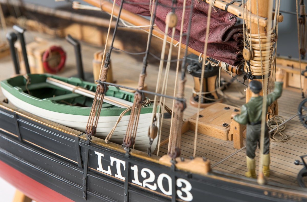 Modell i skala 1:25,4 av kuttern MASTERHAND. Modellen är en exakt kopia av originalet som byggdes 1920 i England. Detaljerna i skutans inre är utförda med like stor omsorg som de ovan däck. Allt finns på plats, från den lilla spiskroken i kabyssen till skepparens rakspegel ovanför kaminen. Erik Swartberg som byggde modellen berättar: Tre år tog det från kölen till vimpeln i toppen. Men då satt jag ofta uppslukad från åtta på morgonen till två på natten.