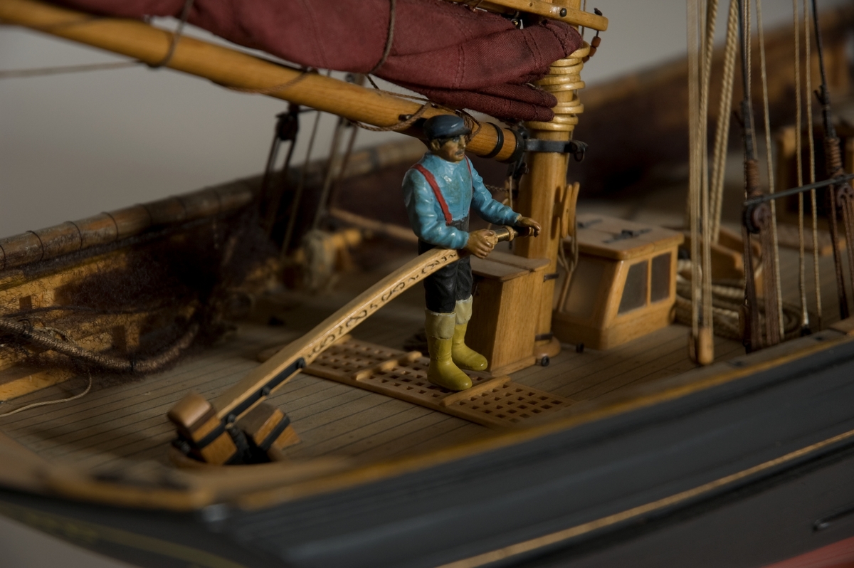 Modell i skala 1:25,4 av kuttern MASTERHAND. Modellen är en exakt kopia av originalet som byggdes 1920 i England. Detaljerna i skutans inre är utförda med like stor omsorg som de ovan däck. Allt finns på plats, från den lilla spiskroken i kabyssen till skepparens rakspegel ovanför kaminen. Erik Swartberg som byggde modellen berättar: Tre år tog det från kölen till vimpeln i toppen. Men då satt jag ofta uppslukad från åtta på morgonen till två på natten.