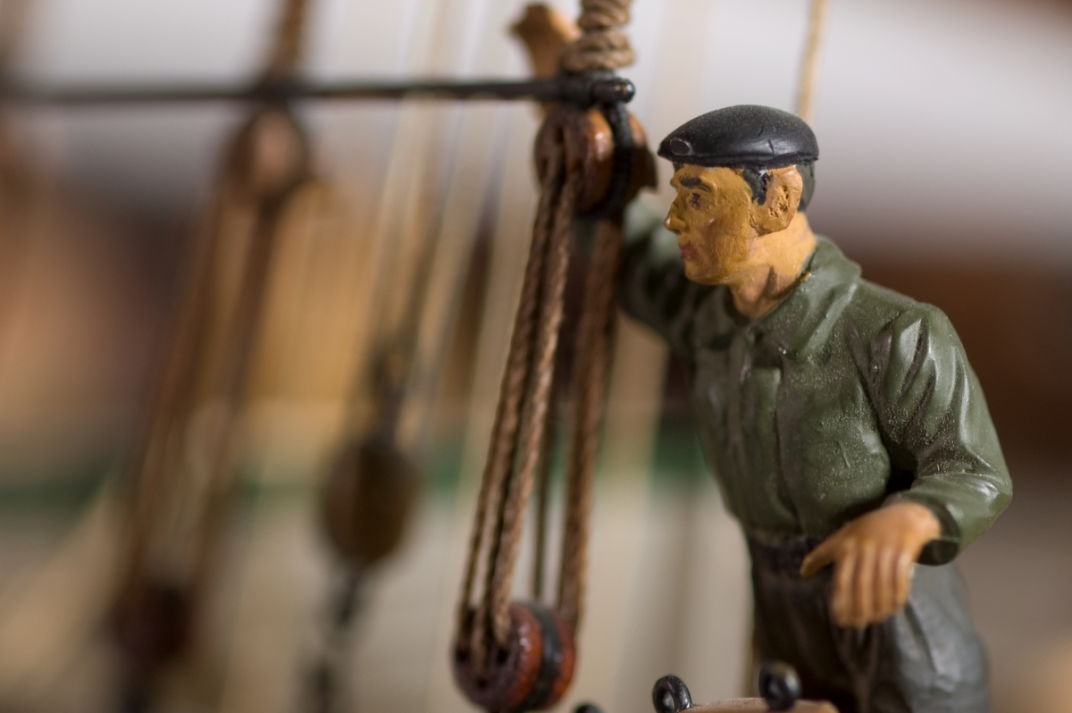 Modell i skala 1:25,4 av kuttern MASTERHAND. Modellen är en exakt kopia av originalet som byggdes 1920 i England. Detaljerna i skutans inre är utförda med like stor omsorg som de ovan däck. Allt finns på plats, från den lilla spiskroken i kabyssen till skepparens rakspegel ovanför kaminen. Erik Swartberg som byggde modellen berättar: Tre år tog det från kölen till vimpeln i toppen. Men då satt jag ofta uppslukad från åtta på morgonen till två på natten.