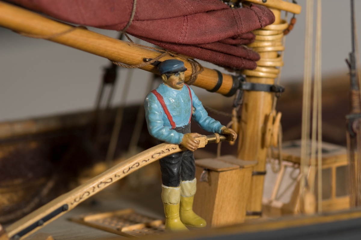 Modell i skala 1:25,4 av kuttern MASTERHAND. Modellen är en exakt kopia av originalet som byggdes 1920 i England. Detaljerna i skutans inre är utförda med like stor omsorg som de ovan däck. Allt finns på plats, från den lilla spiskroken i kabyssen till skepparens rakspegel ovanför kaminen. Erik Swartberg som byggde modellen berättar: Tre år tog det från kölen till vimpeln i toppen. Men då satt jag ofta uppslukad från åtta på morgonen till två på natten.