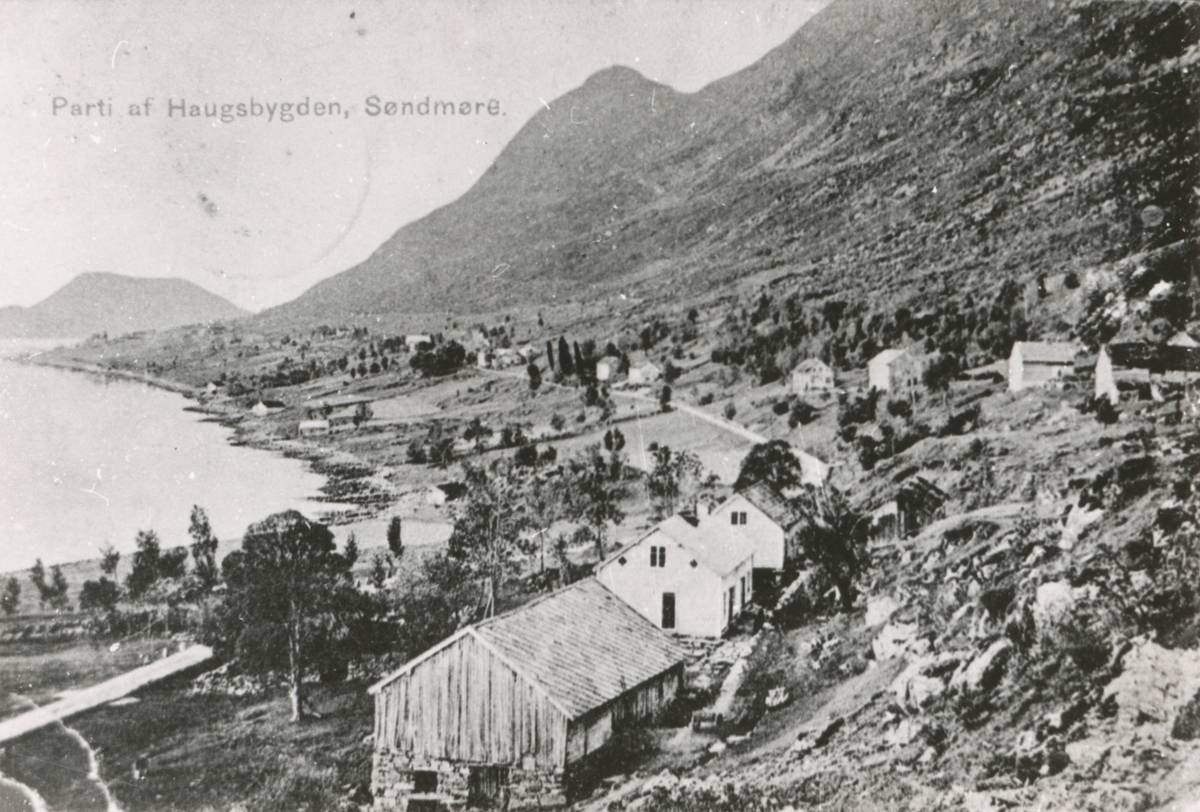 Utsikt ut over Haugsbygda på Gurskøy med et gardstun i forgrunnen.