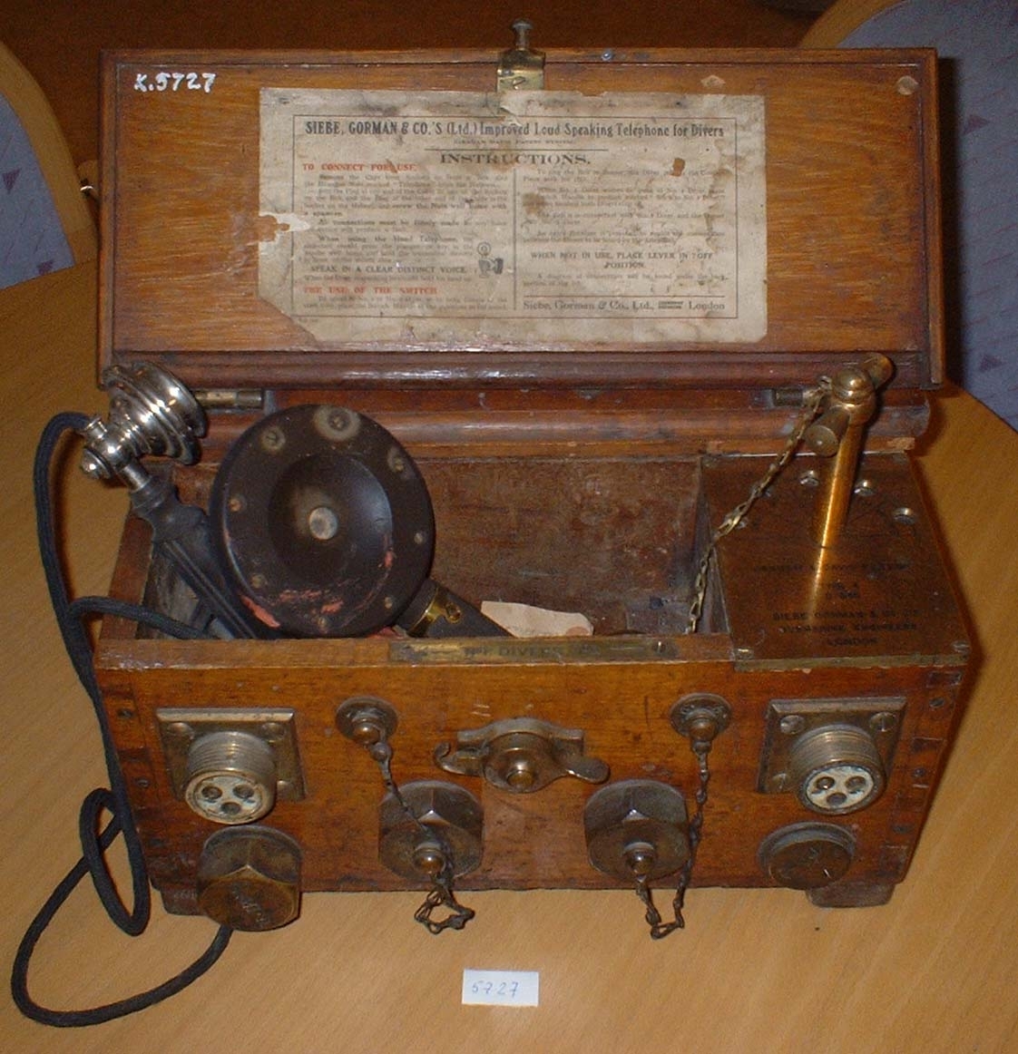 Dykartelefon, engelsk