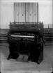 Orgel.
L. Sundquist och Boström Orgelfabrik & Musikaffär.
Olaigatan 13, Örebro.