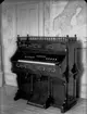 Orgel.
L. Sundquist och Boström Orgelfabrik & Musikaffär.
Olaigatan 13, Örebro.
