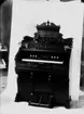 Orgel.
L. Sundquist och Boström Orgelfabrik & Musikaffär.
Olaigatan 13, Örebro.