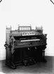 Orgel.
L. Sundquist och Boström Orgelfabrik & Musikaffär.
Olaigatan 13, Örebro.
