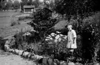 En liten flicka.
Sommarstugan i bakgrunden.
Ingrid Lindskog