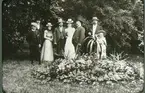 Trädgårdsidyll i det gamla Falköping. Familjerna Forss. Håård, Lundin, Hallén. På 1890-talet.